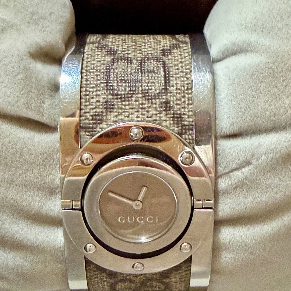 Gucci 112 Wide Twirl Bangle Watch - Picture 5 of 11